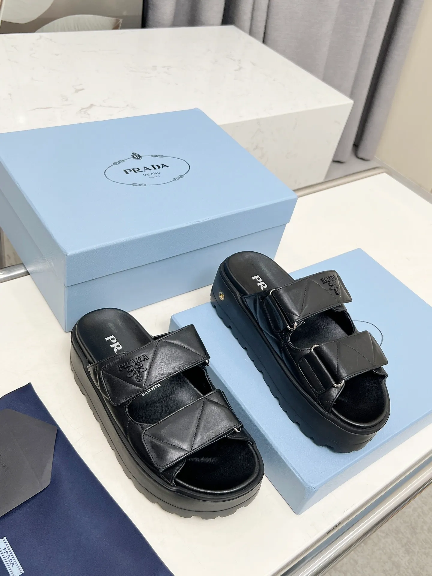 👟👟Ex-factory price 500👟👟 🌸Prada 2025 spring and summer new slippers 💫Velcro sandals The latest catwalk model, classic upgrades, comfort and fashionability coexist. Every color combination looks good, and the design matches different style needs ✅Upper: original customized cowhide ✅Inner lining: original customized sheepskin lining, cowhide feet ✅Outsole: Original molded anti-slip outsole ✅Number of codes: 35-40 (41 customized, non-refundable and non-exchangeable)